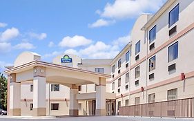 Days Inn & Suites By Wyndham Laurel Near Fort Meade